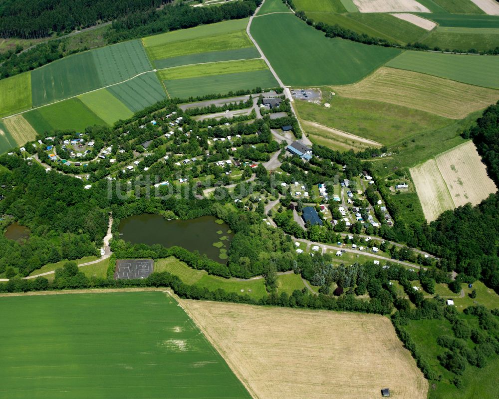 Hausbay aus der Vogelperspektive: Dorfkern am Feldrand in Hausbay im Bundesland Rheinland-Pfalz, Deutschland