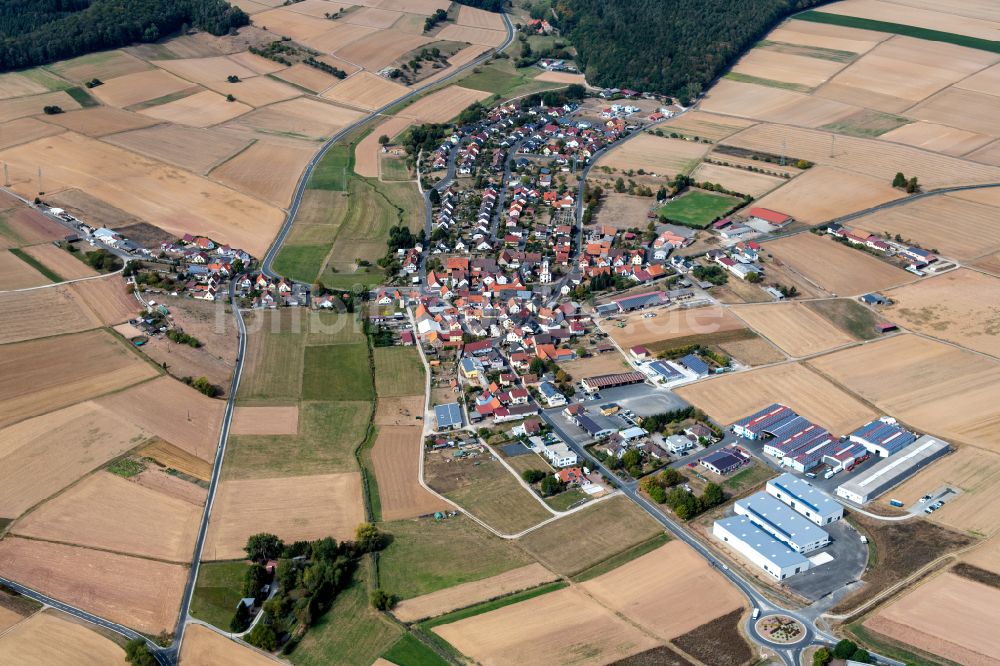 Hausen von oben - Dorfkern am Feldrand in Hausen im Bundesland Bayern, Deutschland