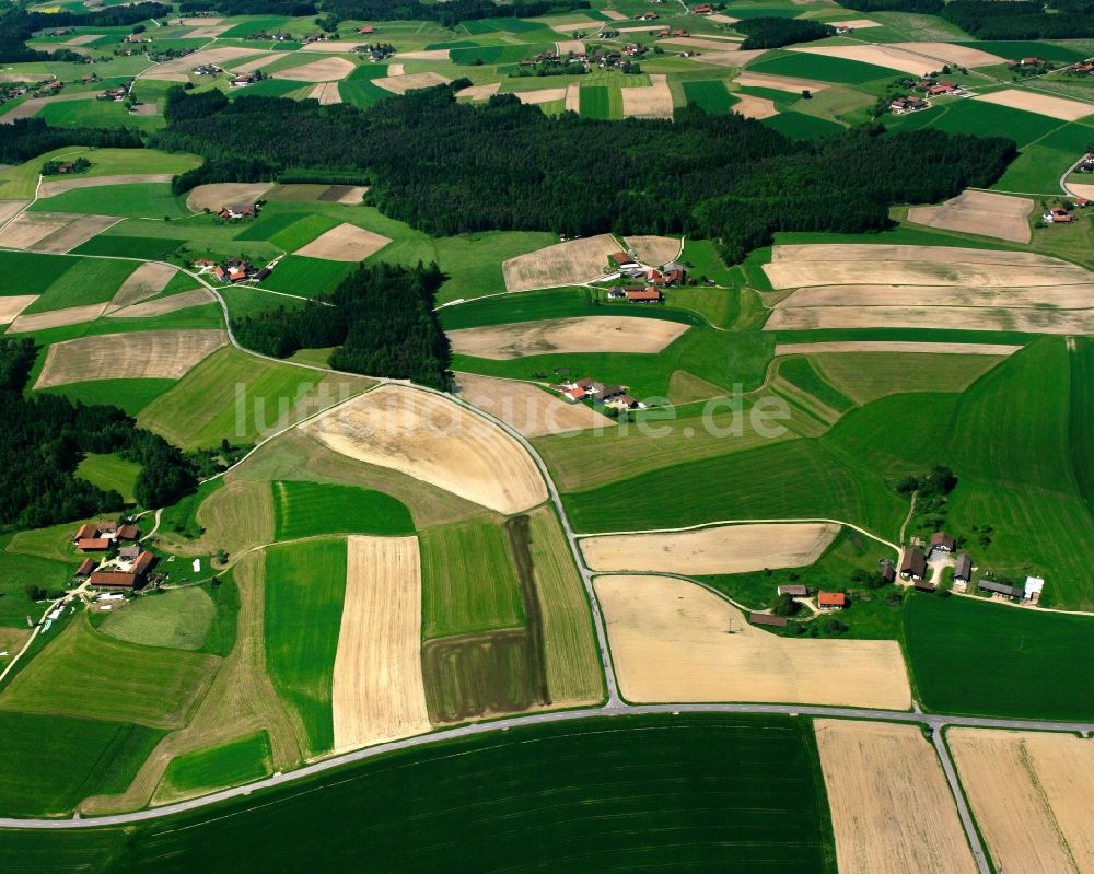 Luftaufnahme Hausrucking - Dorfkern am Feldrand in Hausrucking im Bundesland Bayern, Deutschland