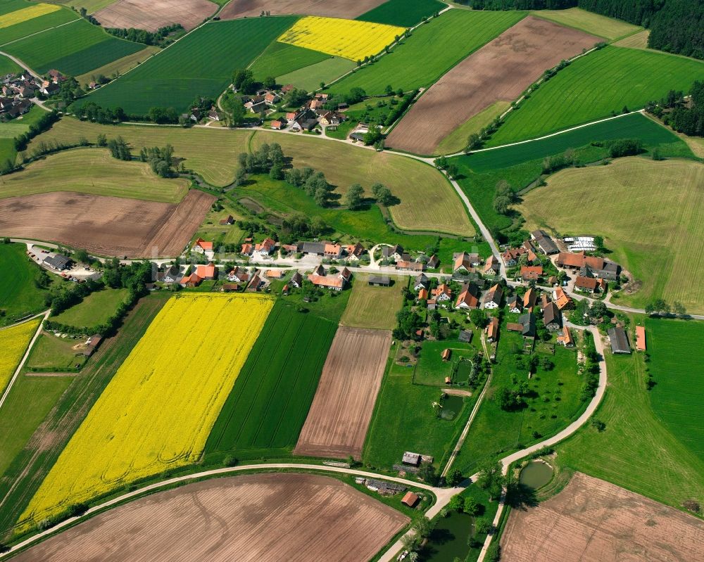 Höchstetten aus der Vogelperspektive: Dorfkern am Feldrand in Höchstetten im Bundesland Bayern, Deutschland