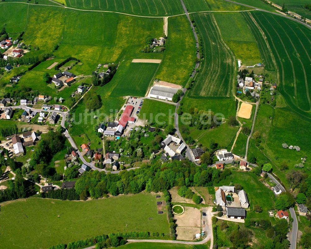 Heiersdorf aus der Vogelperspektive: Dorfkern am Feldrand in Heiersdorf im Bundesland Sachsen, Deutschland