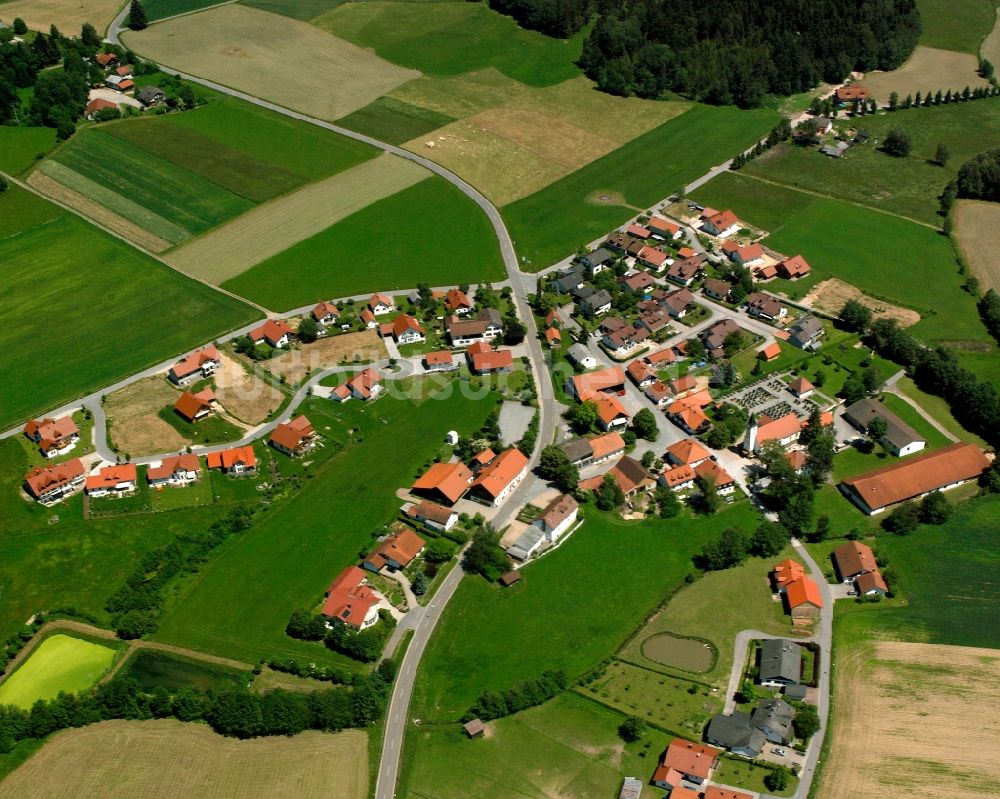 Heilbrunn von oben - Dorfkern am Feldrand in Heilbrunn im Bundesland Bayern, Deutschland