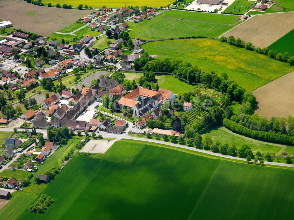 Heiligkreuztal von oben - Dorfkern am Feldrand in Heiligkreuztal im Bundesland Baden-Württemberg, Deutschland