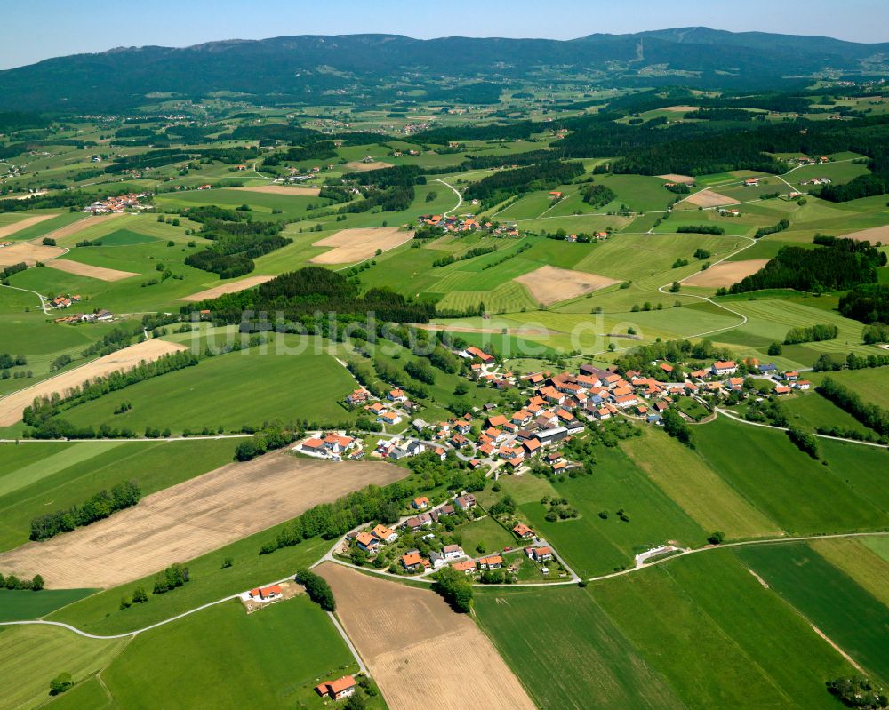 Heindlschlag von oben - Dorfkern am Feldrand in Heindlschlag im Bundesland Bayern, Deutschland