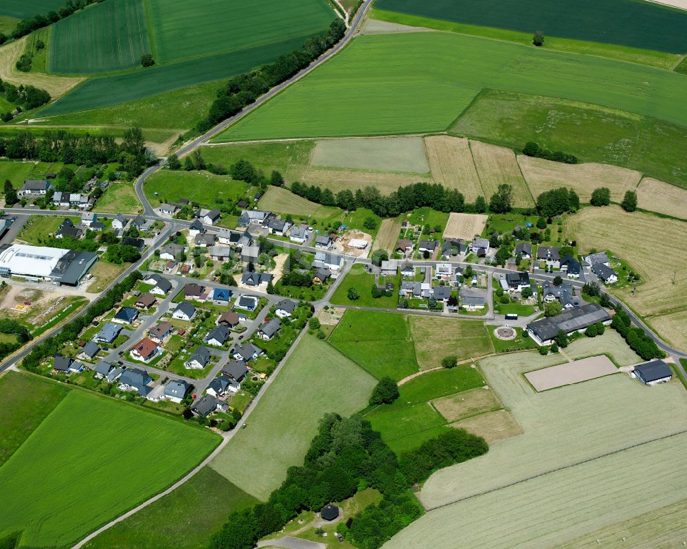 Luftbild Heinzenbach - Dorfkern am Feldrand in Heinzenbach im Bundesland Rheinland-Pfalz, Deutschland