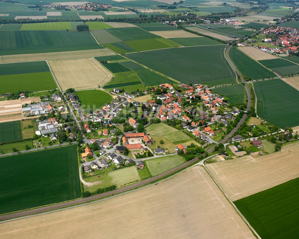 Luftaufnahme Heißum - Dorfkern am Feldrand in Heißum im Bundesland Niedersachsen, Deutschland