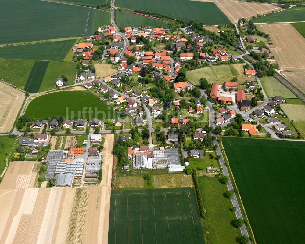 Heißum von oben - Dorfkern am Feldrand in Heißum im Bundesland Niedersachsen, Deutschland