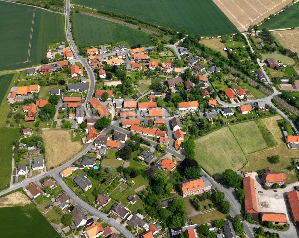 Heißum aus der Vogelperspektive: Dorfkern am Feldrand in Heißum im Bundesland Niedersachsen, Deutschland