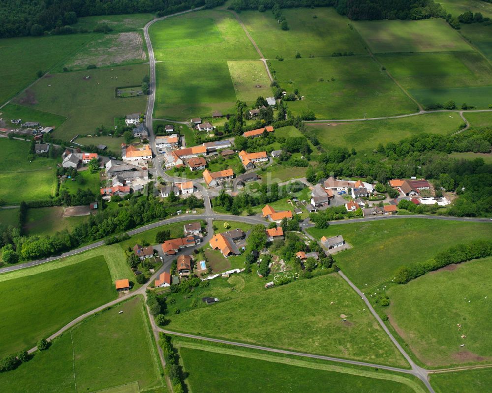 Heisters von oben - Dorfkern am Feldrand in Heisters im Bundesland Hessen, Deutschland