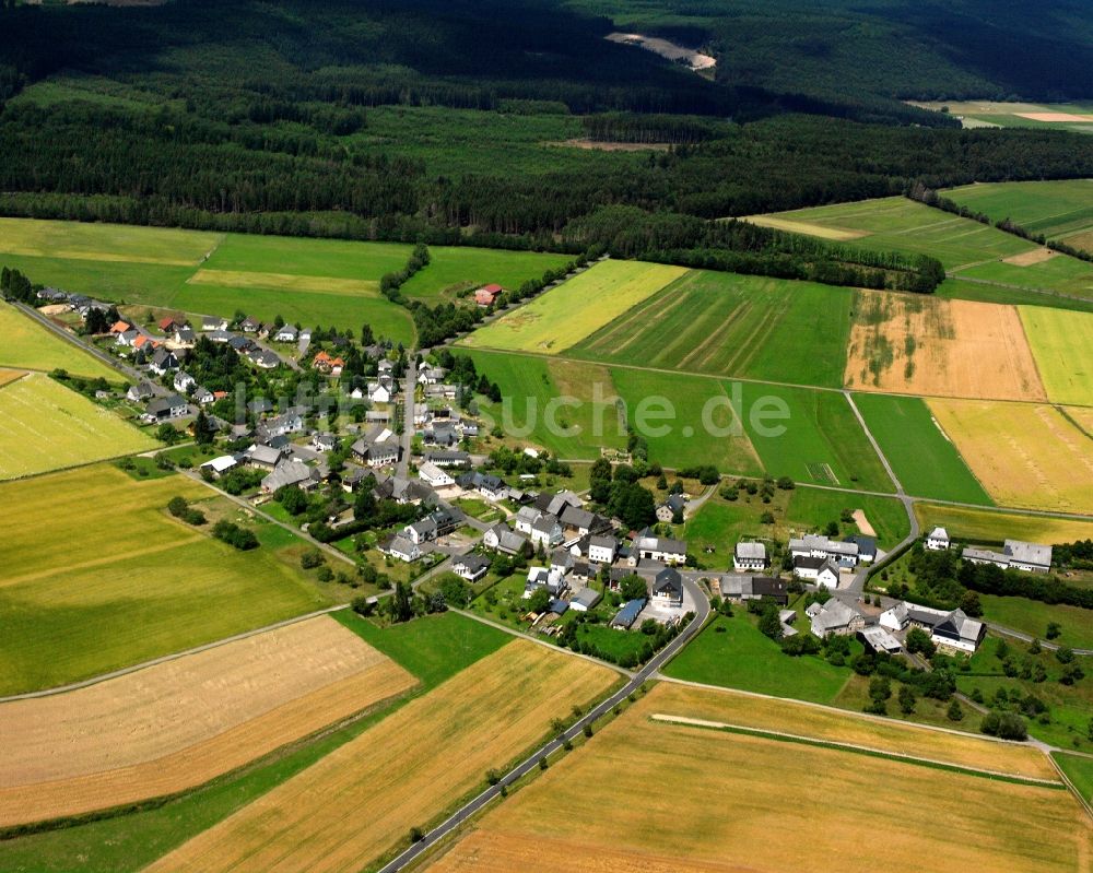 Luftaufnahme Hellertshausen - Dorfkern am Feldrand in Hellertshausen im Bundesland Rheinland-Pfalz, Deutschland