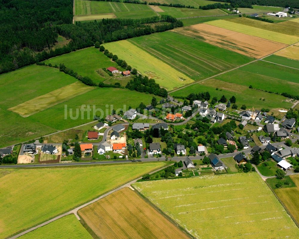 Hellertshausen von oben - Dorfkern am Feldrand in Hellertshausen im Bundesland Rheinland-Pfalz, Deutschland