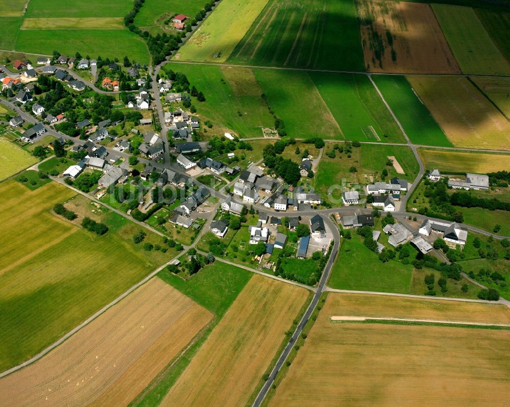 Hellertshausen von oben - Dorfkern am Feldrand in Hellertshausen im Bundesland Rheinland-Pfalz, Deutschland