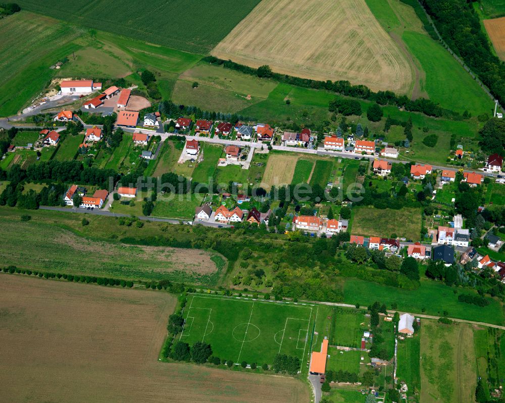 Helmsdorf von oben - Dorfkern am Feldrand in Helmsdorf im Bundesland Thüringen, Deutschland