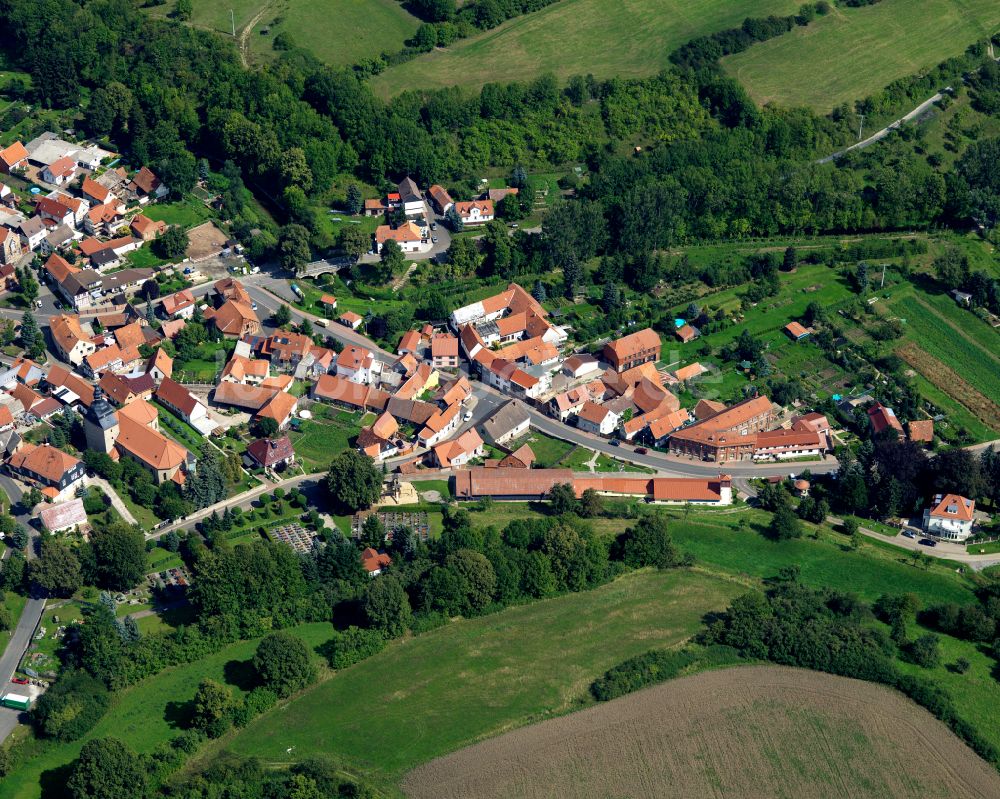 Helmsdorf von oben - Dorfkern am Feldrand in Helmsdorf im Bundesland Thüringen, Deutschland