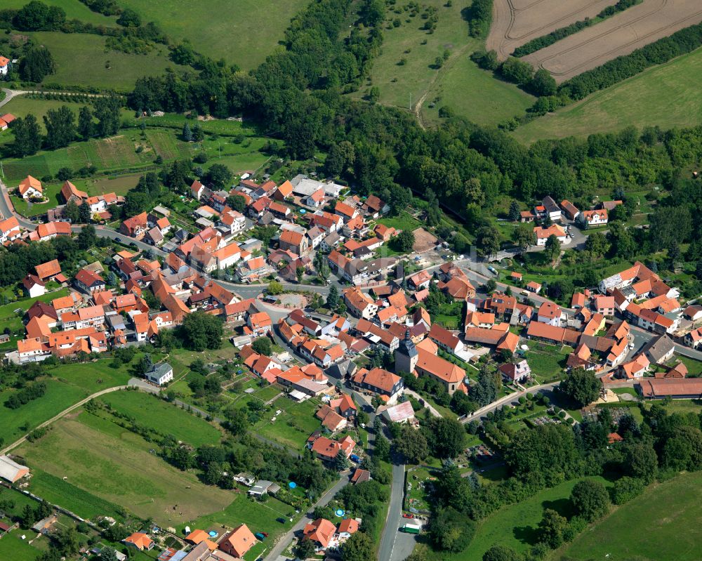 Helmsdorf aus der Vogelperspektive: Dorfkern am Feldrand in Helmsdorf im Bundesland Thüringen, Deutschland
