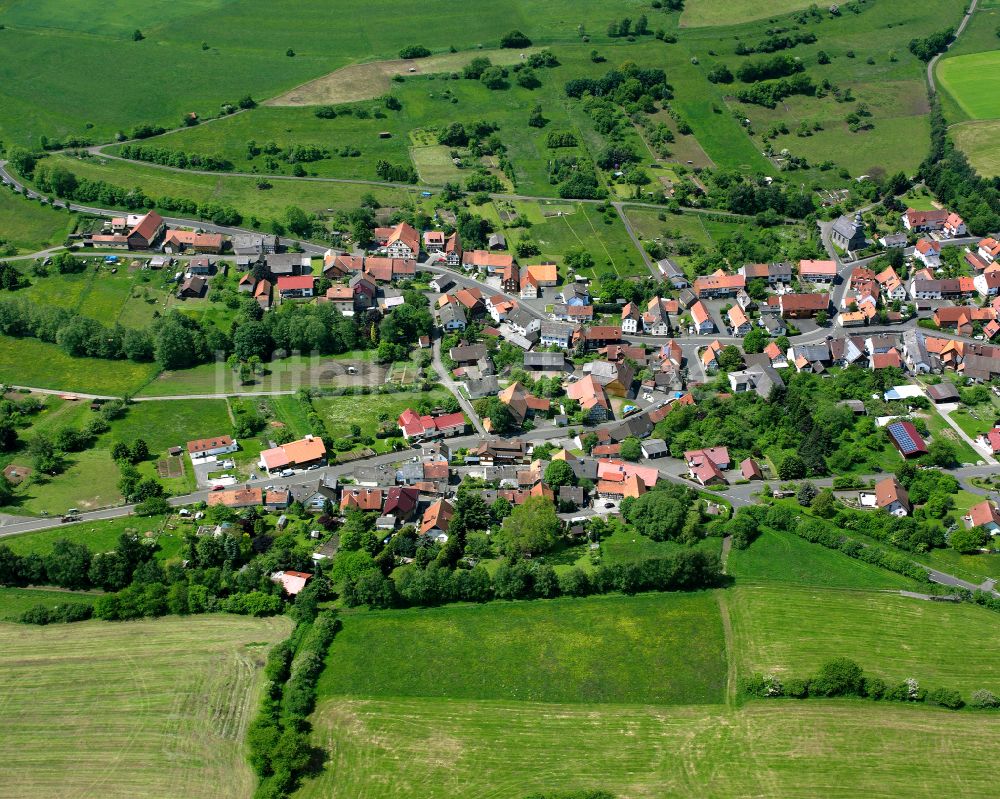 Helpershain aus der Vogelperspektive: Dorfkern am Feldrand in Helpershain im Bundesland Hessen, Deutschland