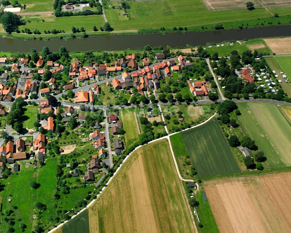 Hemeln von oben - Dorfkern am Feldrand in Hemeln im Bundesland Niedersachsen, Deutschland