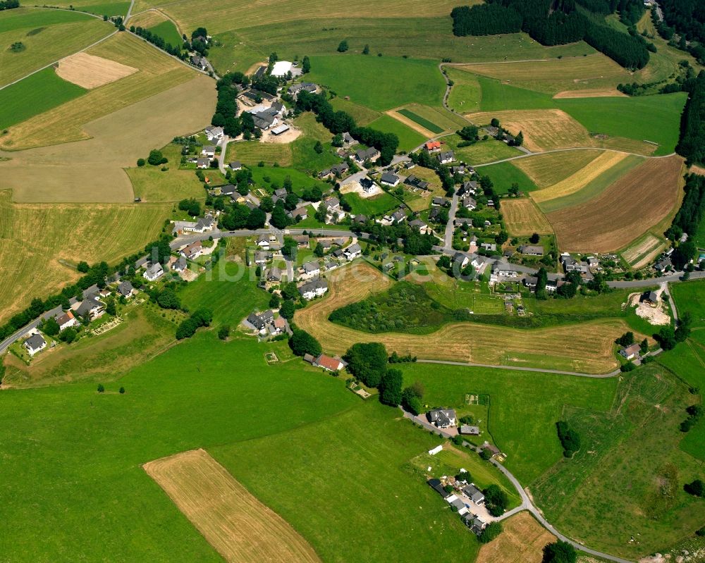 Hemschlar von oben - Dorfkern am Feldrand in Hemschlar im Bundesland Nordrhein-Westfalen, Deutschland