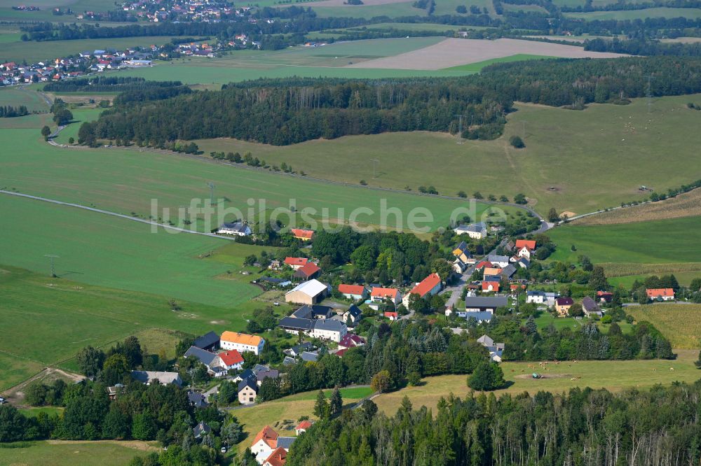 Luftaufnahme Hennersdorf - Dorfkern am Feldrand in Hennersdorf im Bundesland Sachsen, Deutschland