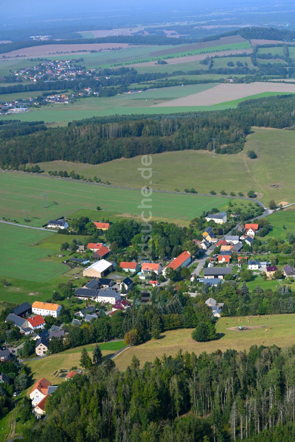 Hennersdorf von oben - Dorfkern am Feldrand in Hennersdorf im Bundesland Sachsen, Deutschland