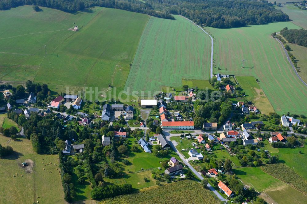 Hennersdorf aus der Vogelperspektive: Dorfkern am Feldrand in Hennersdorf im Bundesland Sachsen, Deutschland