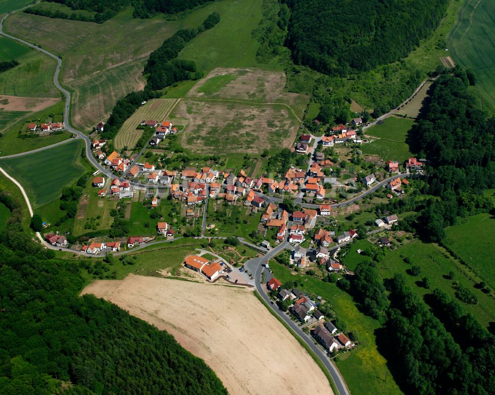 Hennigerode aus der Vogelperspektive: Dorfkern am Feldrand in Hennigerode im Bundesland Thüringen, Deutschland