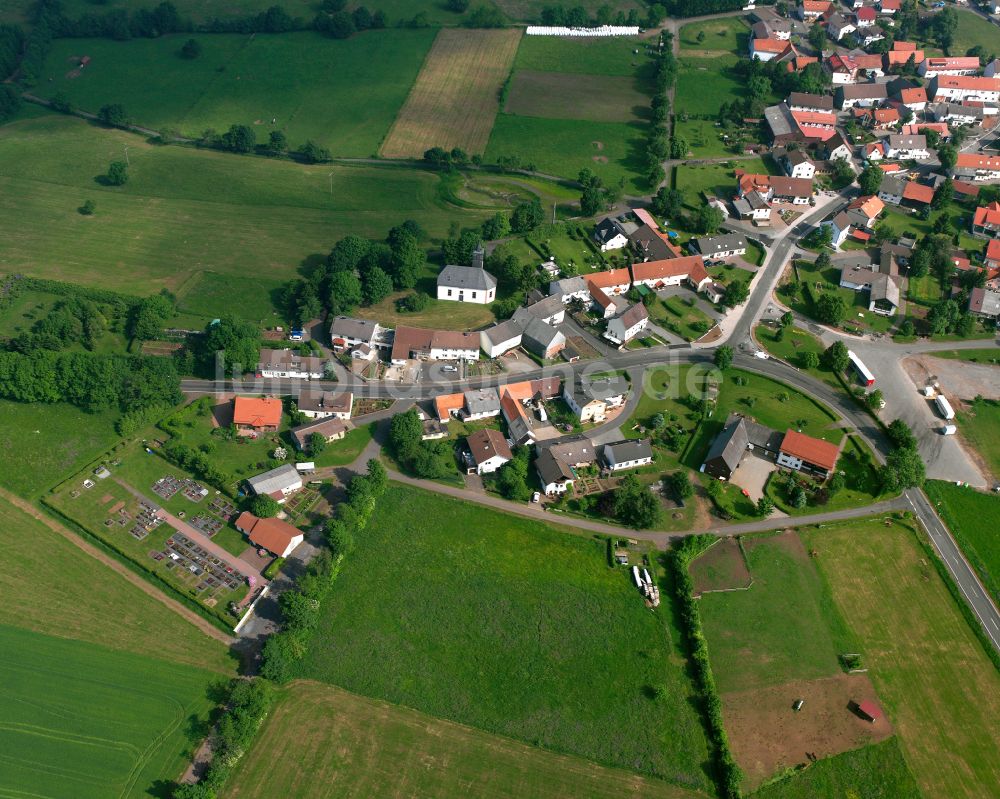 Herchenhain aus der Vogelperspektive: Dorfkern am Feldrand in Herchenhain im Bundesland Hessen, Deutschland