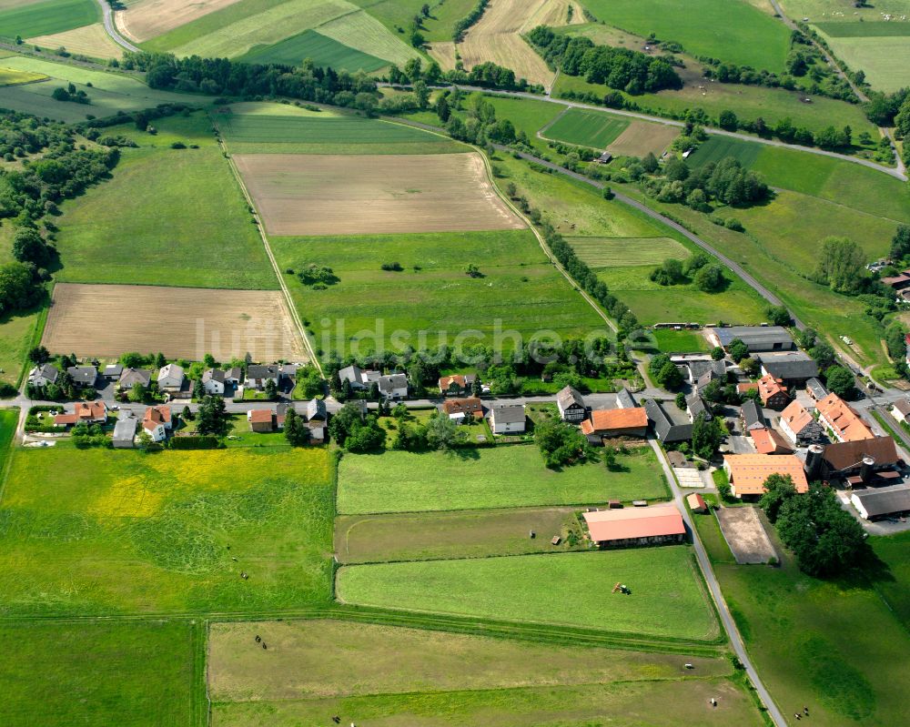 Luftaufnahme Hergersdorf - Dorfkern am Feldrand in Hergersdorf im Bundesland Hessen, Deutschland