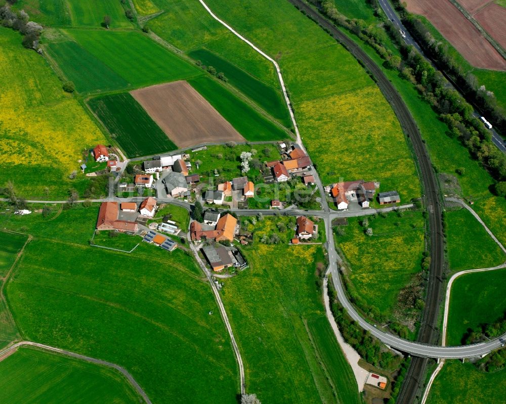 Hermannspiegel von oben - Dorfkern am Feldrand in Hermannspiegel im Bundesland Hessen, Deutschland