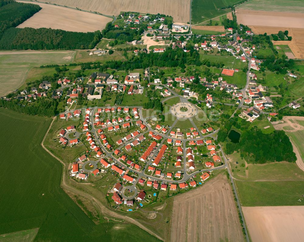 Luftaufnahme Hermsdorf - Dorfkern am Feldrand in Hermsdorf im Bundesland Thüringen, Deutschland