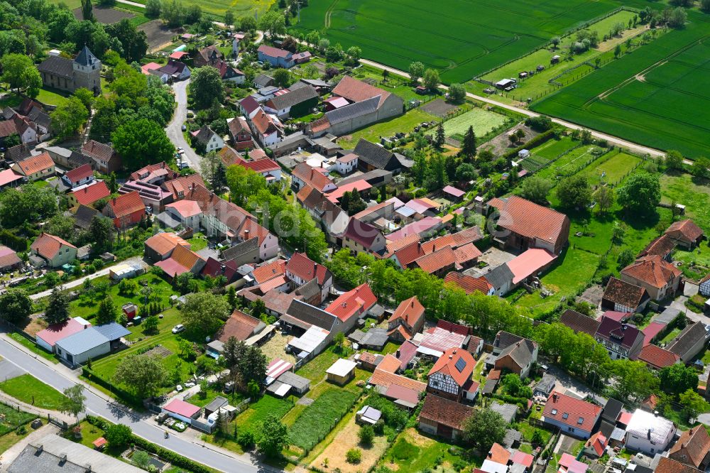 Luftbild Herrnschwende - Dorfkern am Feldrand in Herrnschwende im Bundesland Thüringen, Deutschland