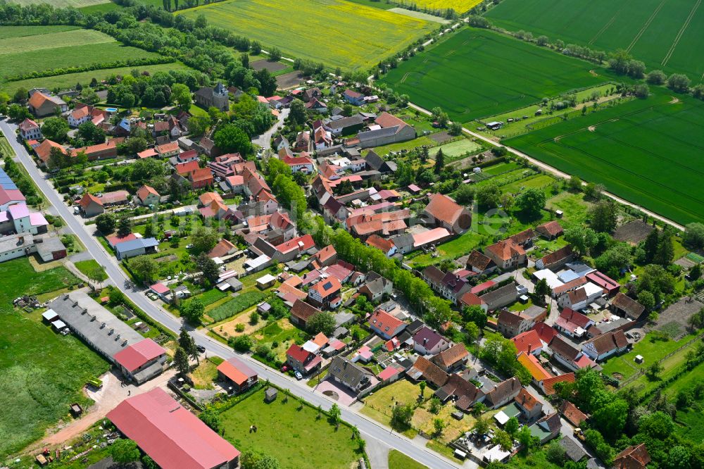 Luftaufnahme Herrnschwende - Dorfkern am Feldrand in Herrnschwende im Bundesland Thüringen, Deutschland