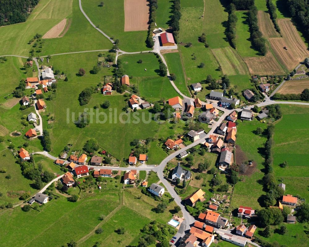 Hesselbach von oben - Dorfkern am Feldrand in Hesselbach im Bundesland Hessen, Deutschland