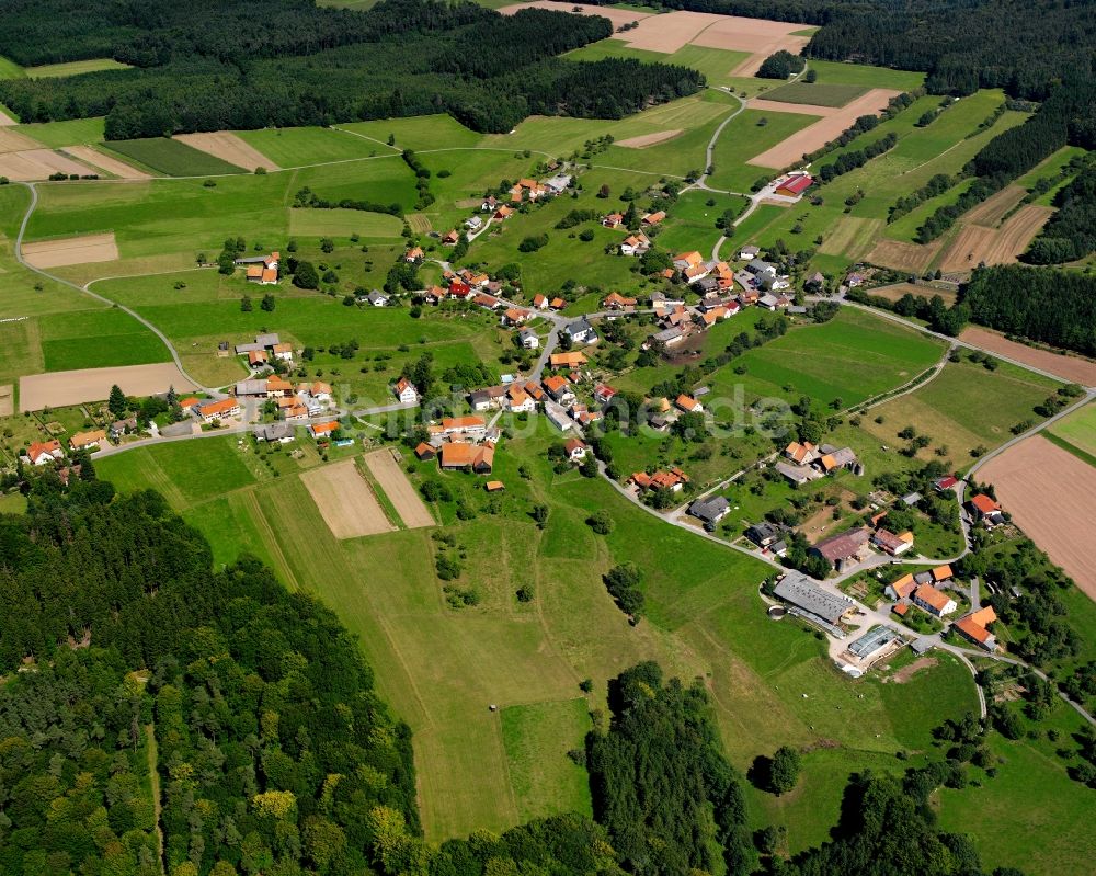 Hesselbach aus der Vogelperspektive: Dorfkern am Feldrand in Hesselbach im Bundesland Hessen, Deutschland