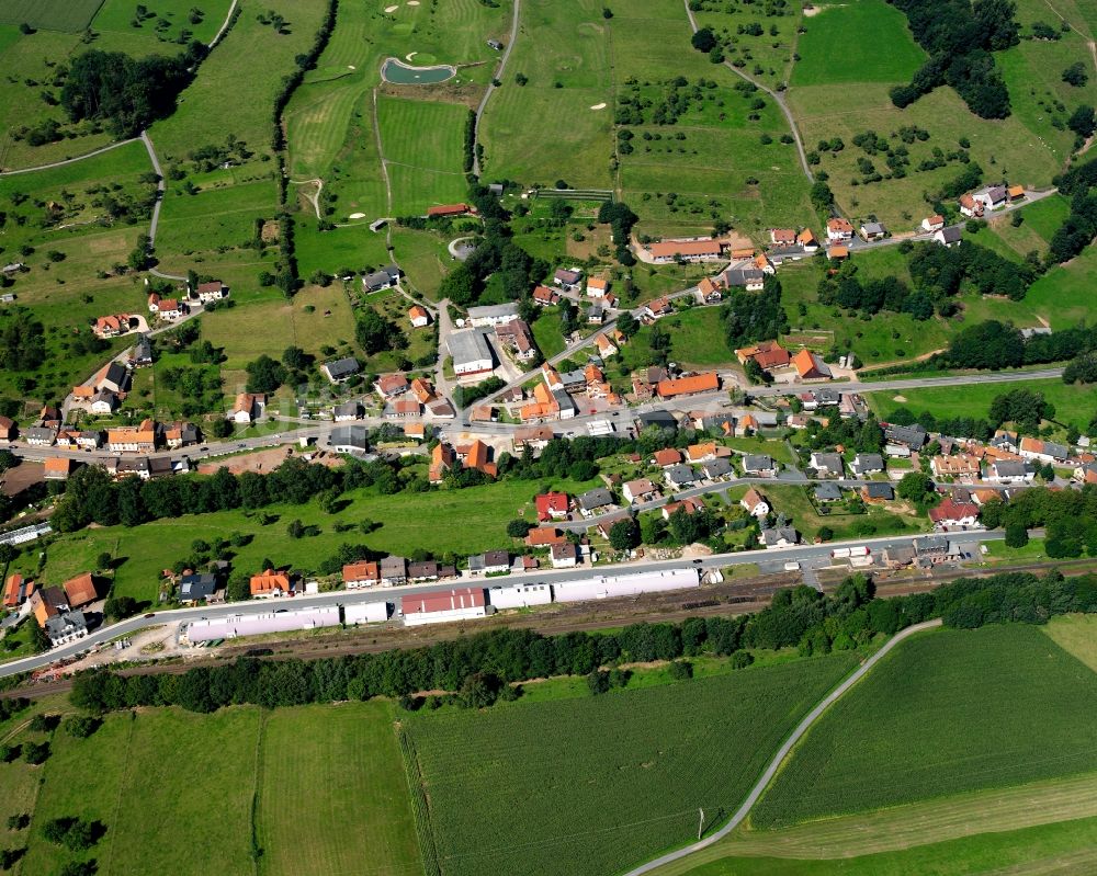 Hetzbach aus der Vogelperspektive: Dorfkern am Feldrand in Hetzbach im Bundesland Hessen, Deutschland