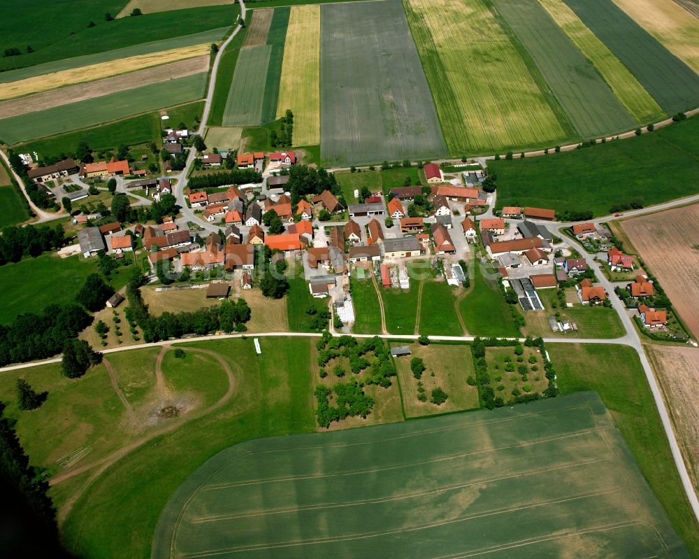 Heuberg von oben - Dorfkern am Feldrand in Heuberg im Bundesland Bayern, Deutschland