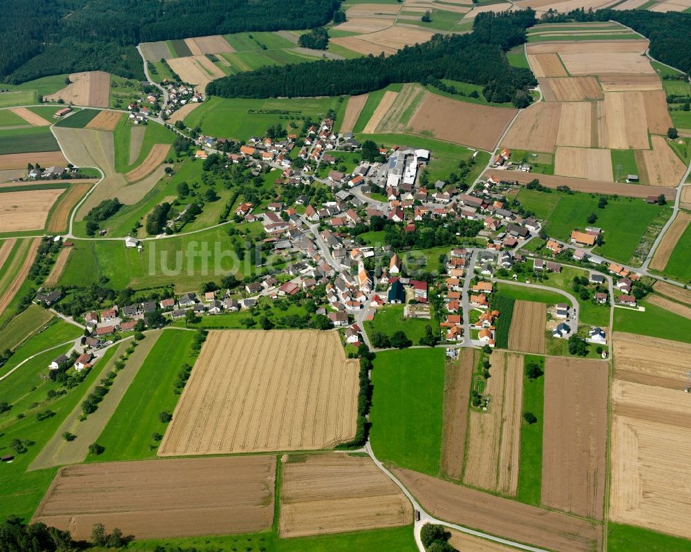 Heudorf aus der Vogelperspektive: Dorfkern am Feldrand in Heudorf im Bundesland Baden-Württemberg, Deutschland