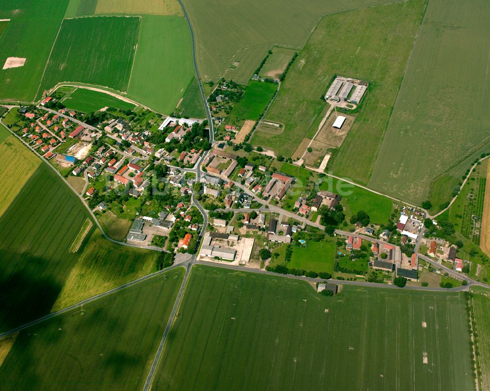 Heyda aus der Vogelperspektive: Dorfkern am Feldrand in Heyda im Bundesland Sachsen, Deutschland