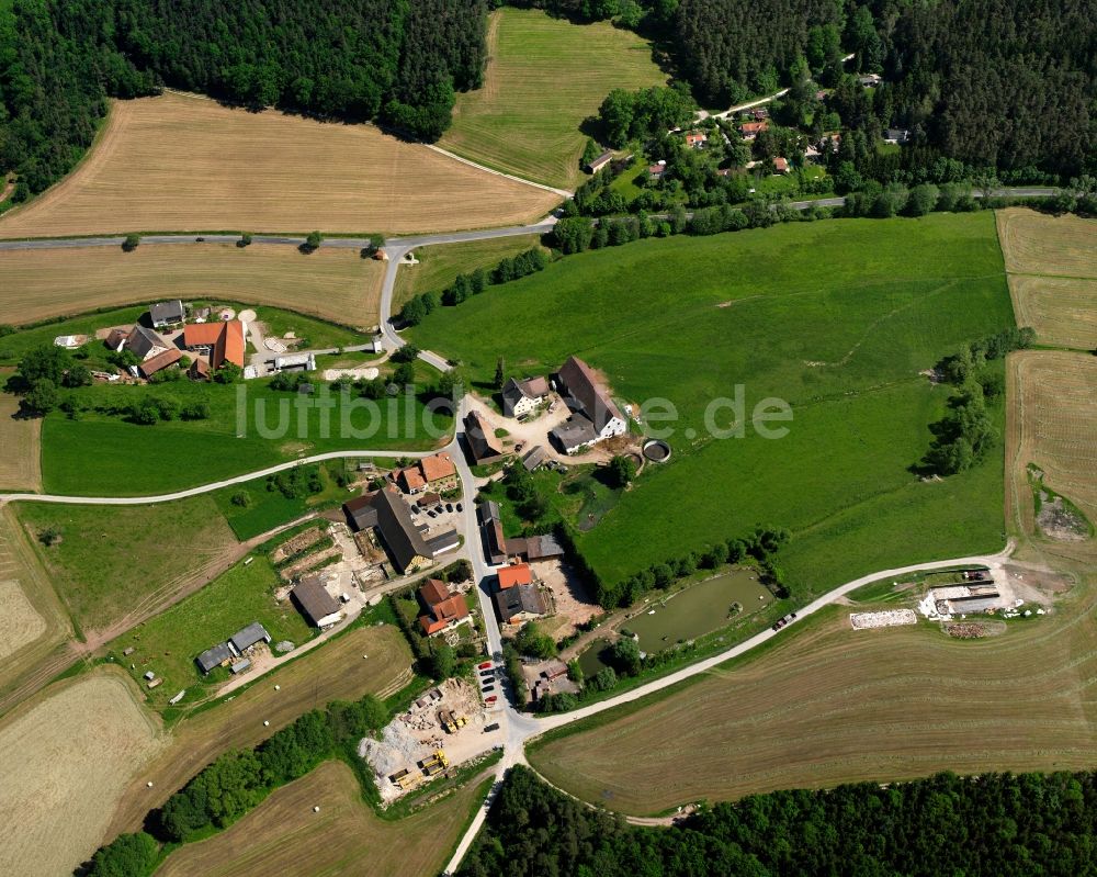 Höfen von oben - Dorfkern am Feldrand in Höfen im Bundesland Bayern, Deutschland