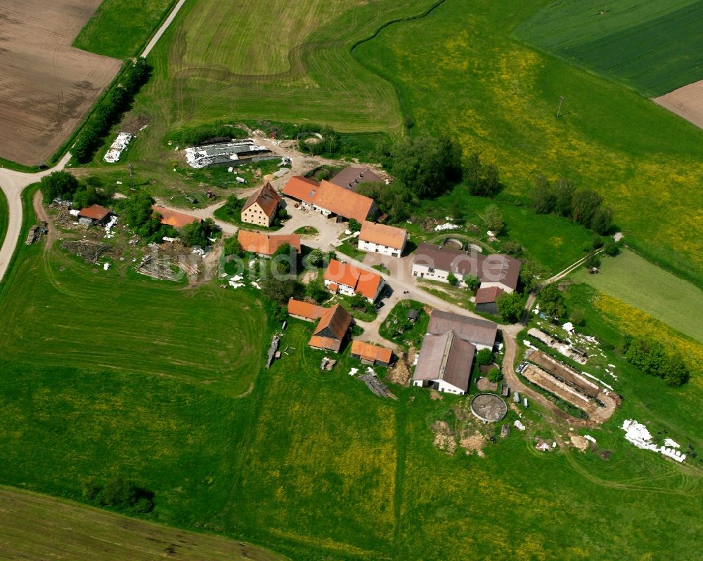 Höfen aus der Vogelperspektive: Dorfkern am Feldrand in Höfen im Bundesland Bayern, Deutschland