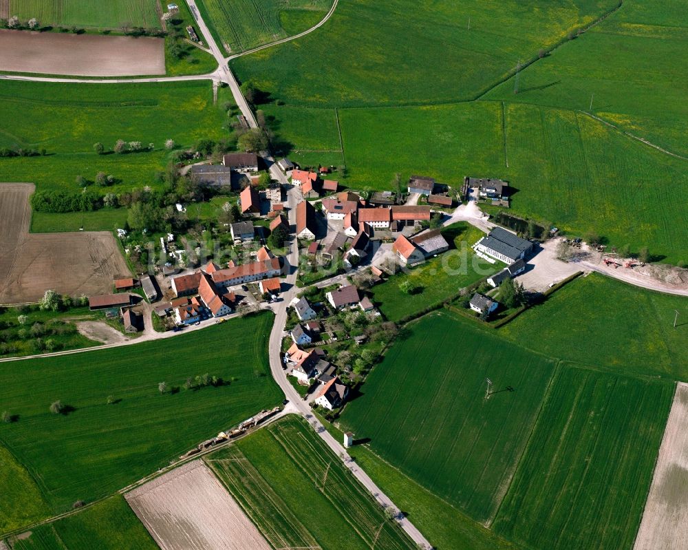 Höfen von oben - Dorfkern am Feldrand in Höfen im Bundesland Bayern, Deutschland