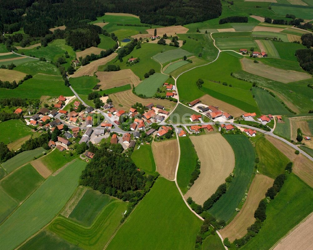 Höhenberg von oben - Dorfkern am Feldrand in Höhenberg im Bundesland Bayern, Deutschland