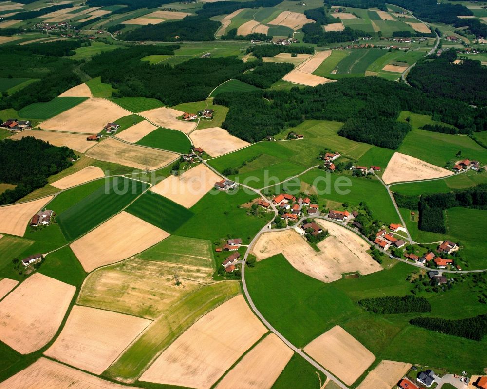 Luftaufnahme Höhenberg - Dorfkern am Feldrand in Höhenberg im Bundesland Bayern, Deutschland