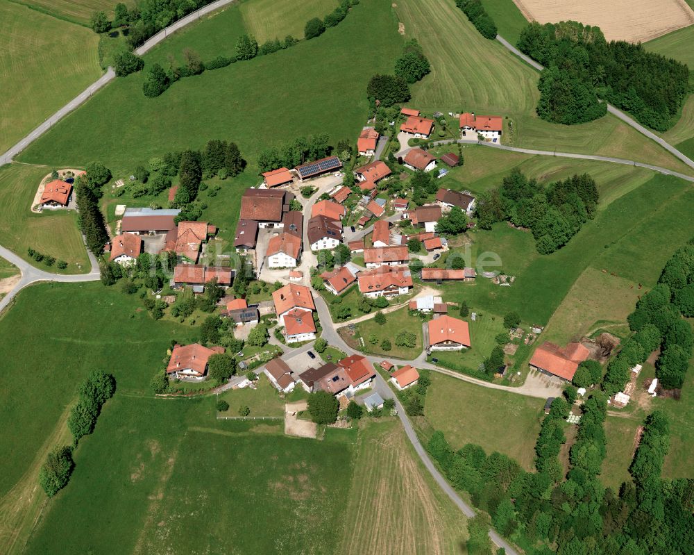 Luftbild Höhenberg - Dorfkern am Feldrand in Höhenberg im Bundesland Bayern, Deutschland