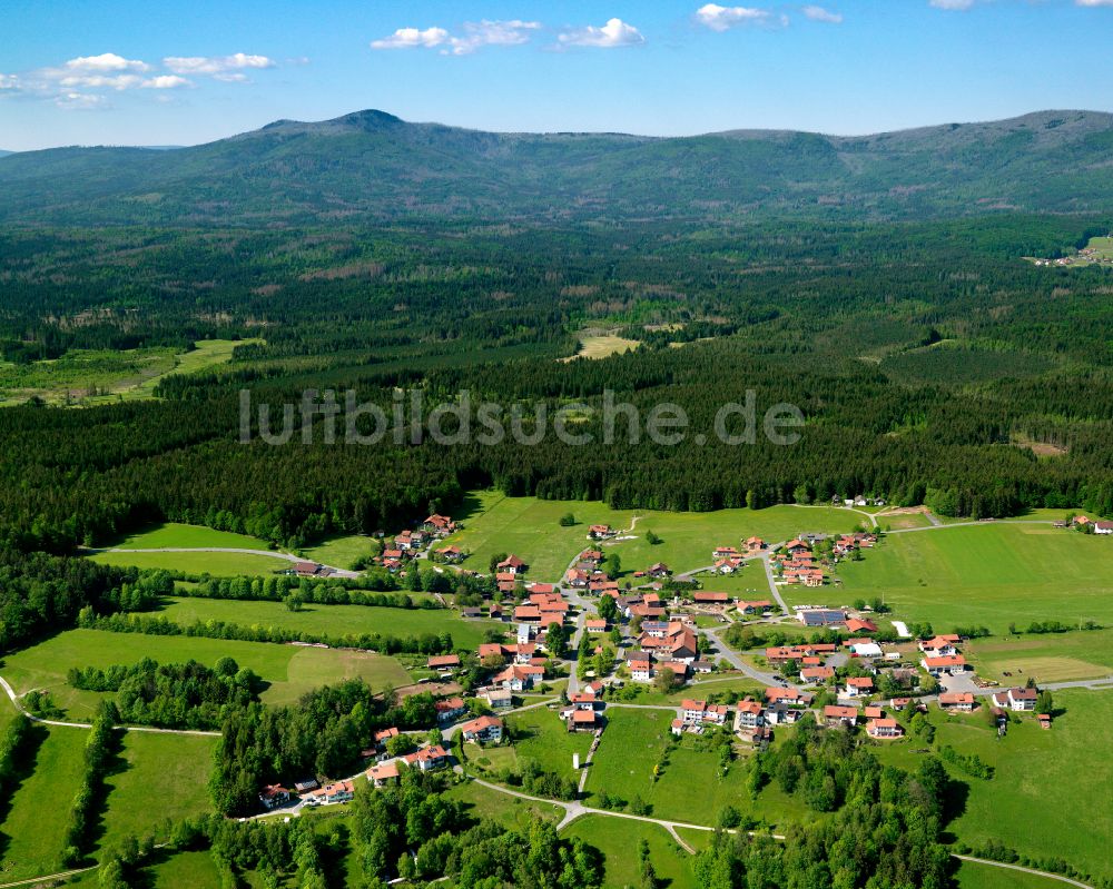 Höhenbrunn aus der Vogelperspektive: Dorfkern am Feldrand in Höhenbrunn im Bundesland Bayern, Deutschland