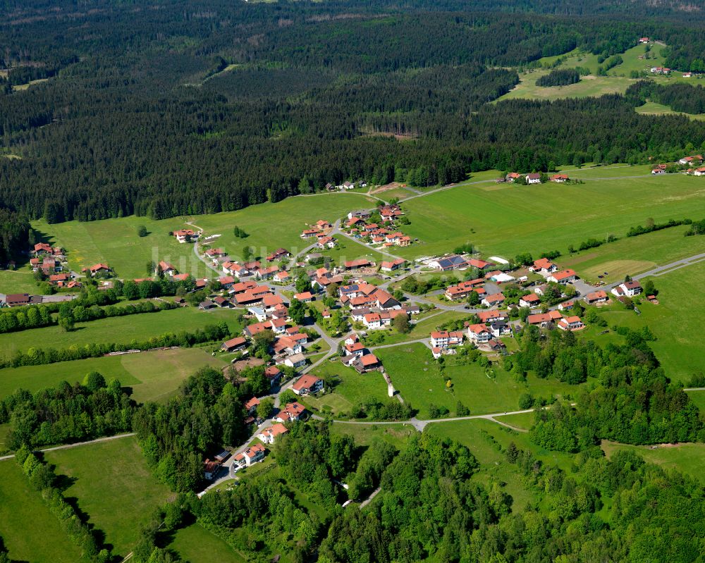 Höhenbrunn von oben - Dorfkern am Feldrand in Höhenbrunn im Bundesland Bayern, Deutschland