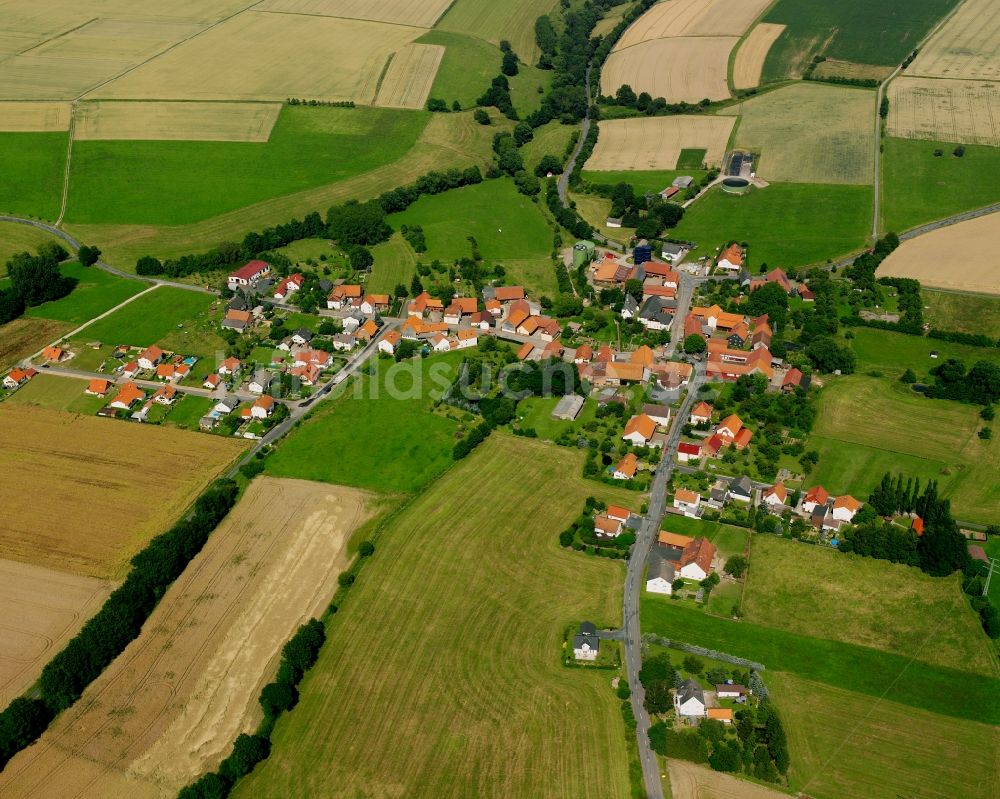 Hillartshausen von oben - Dorfkern am Feldrand in Hillartshausen im Bundesland Hessen, Deutschland