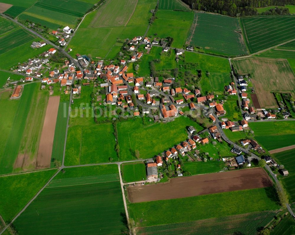 Hilmes von oben - Dorfkern am Feldrand in Hilmes im Bundesland Hessen, Deutschland