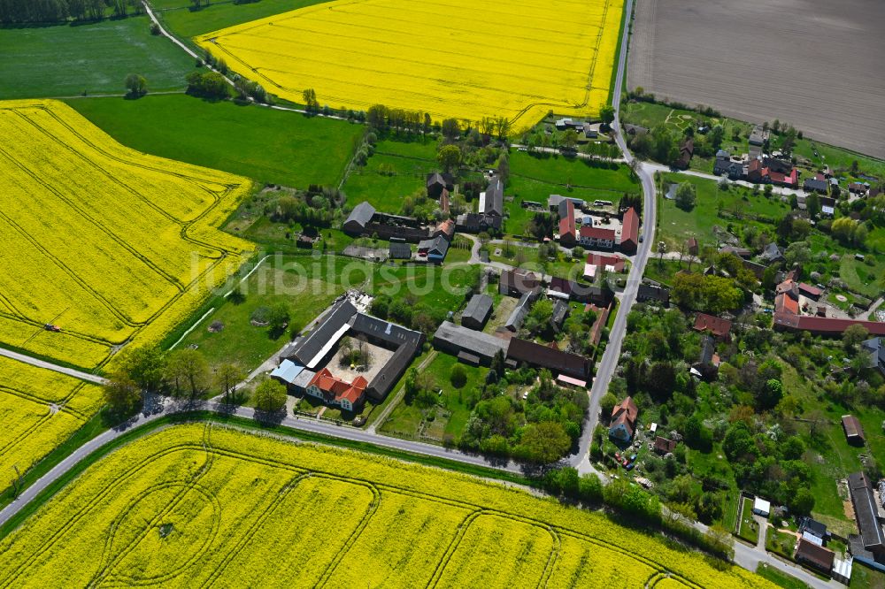 Hilmsen aus der Vogelperspektive: Dorfkern am Feldrand in Hilmsen im Bundesland Sachsen-Anhalt, Deutschland