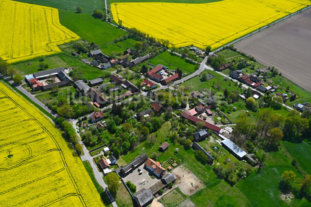 Luftbild Hilmsen - Dorfkern am Feldrand in Hilmsen im Bundesland Sachsen-Anhalt, Deutschland